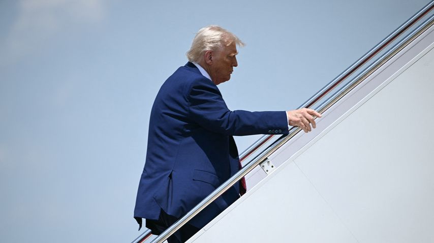Nach Biden-Spott: Donald Trump stolpert auf Flugzeugtreppe