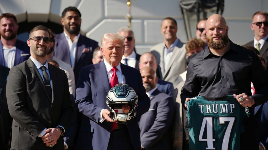 Donald Trump mit NFL-Spielern, April 2025