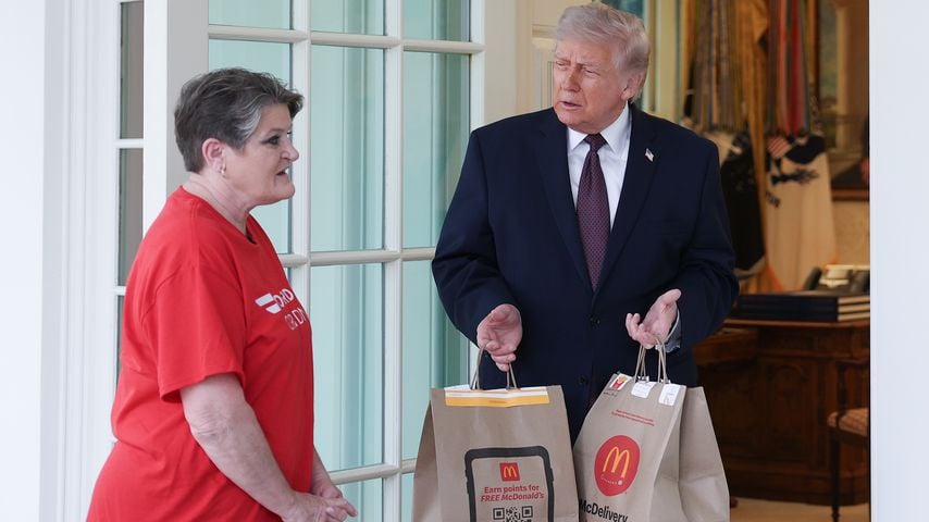 Donald Trump nimmt eine McDonald’s-Lieferung von Sharon Simmons am Weißen Haus entgegen