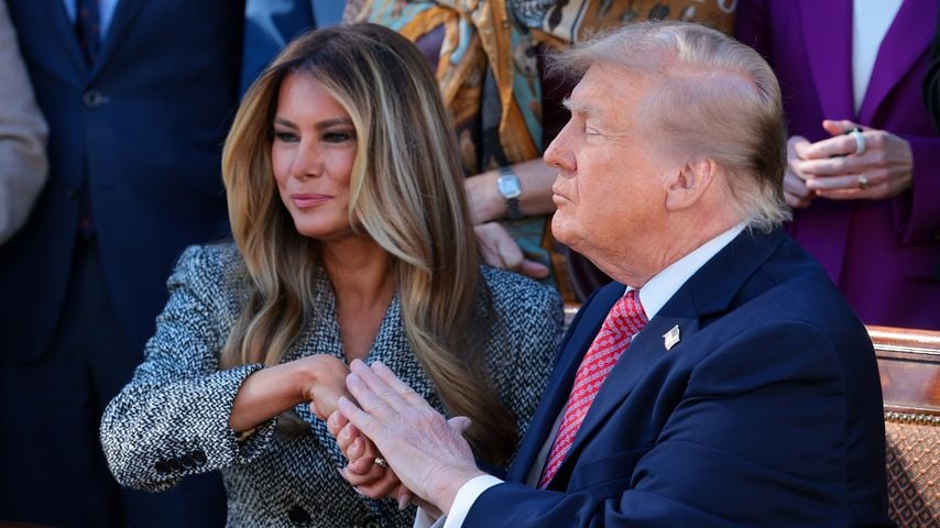 Donald Trump hält nach der Unterzeichnung eines Erlasses im Rosengarten die Hand von Melania Trump