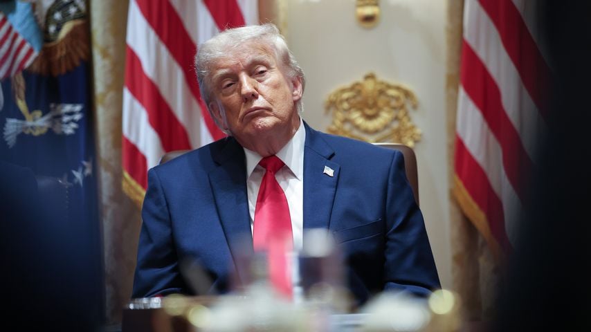 Schläft Donald Trump bei Pressekonferenz im Oval Office ein?