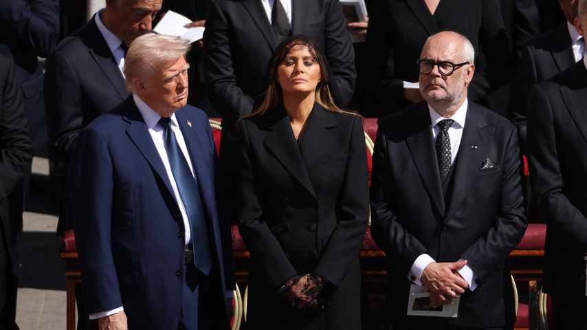 Donald Trump, Melania Trump und Alar Karis bei der Beerdigung von Papst Franziskus, April 2025