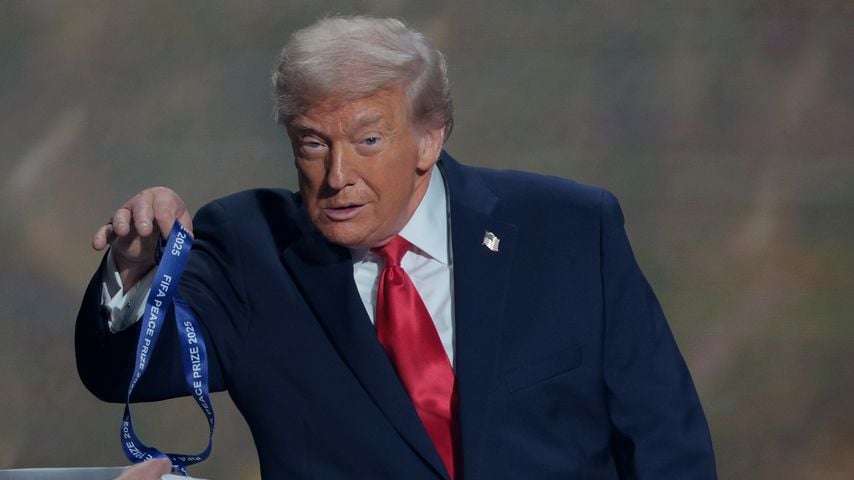 Donald Trump erhält den FIFA-Friedenspreis im Kennedy Center in Washington