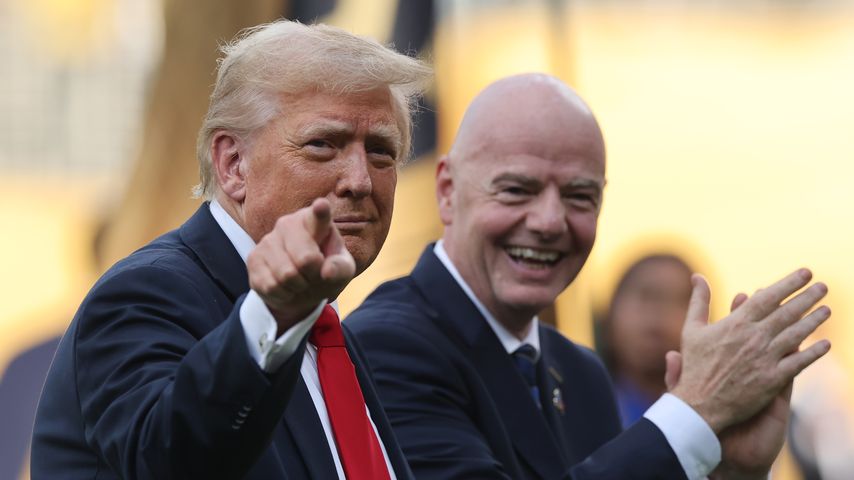 Donald Trump und Gianni Infantino bei der Siegerehrung des Fifa Club World Cup 2025 in New Jersey