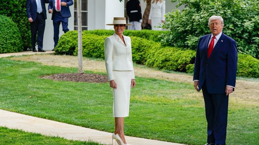 Bei einem Besuch am Weißen Haus begrüßen Donald Trump und Melania Trump König Charles III. und Königin Camilla