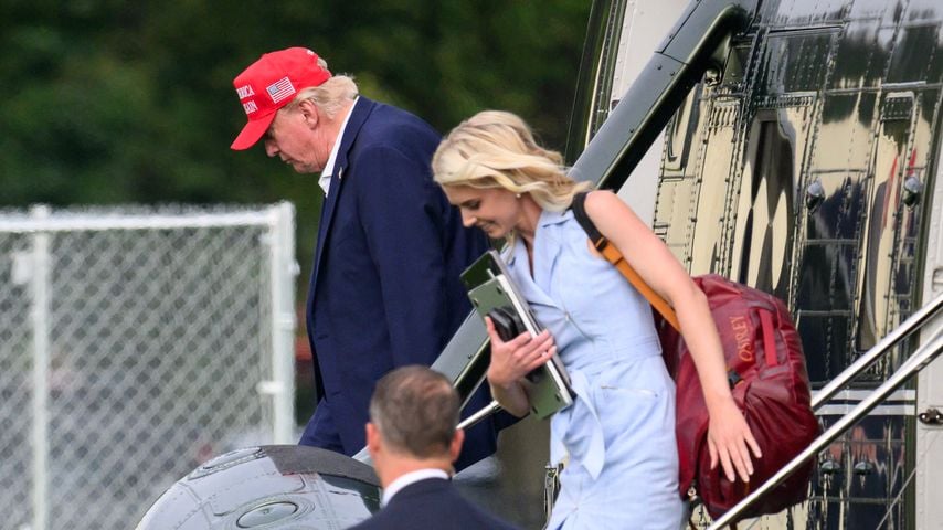 Donald Trump und Natalie Harp steigen nach der Rückkehr aus New Jersey aus Marine One auf der Ellipse nahe dem Weißen Haus aus