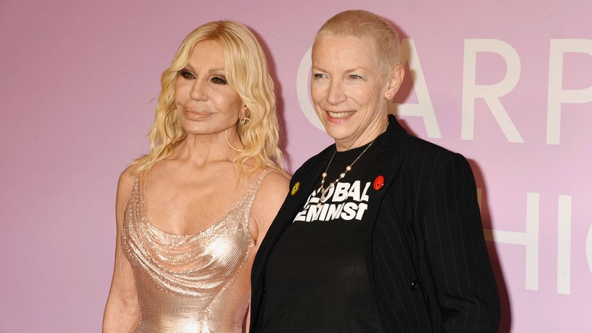 Donatella Versace und Annie Lennox bei den Green Carpet Fashion Awards 2024