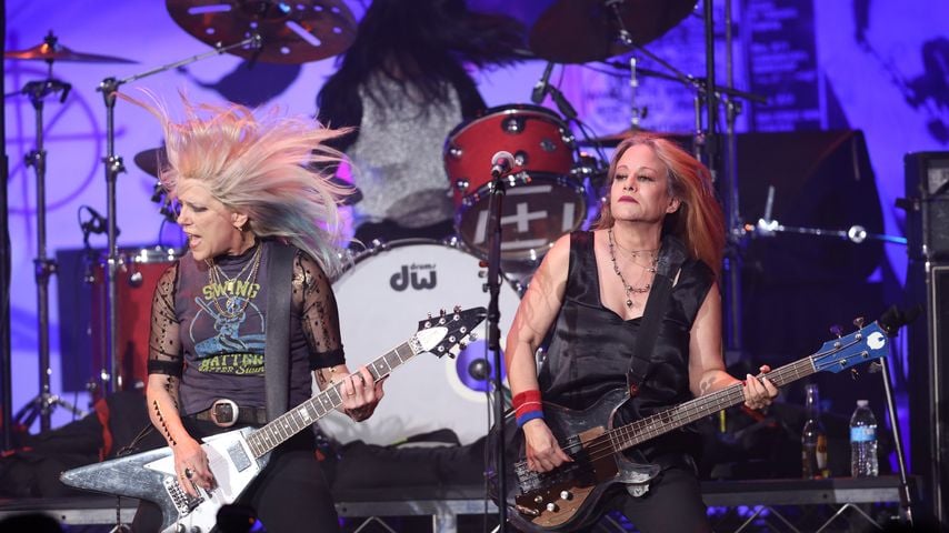 Donita Sparks und Jennifer Finch von L7 live bei The Art of Elysium: WE ARE Hear's Heaven 2020 im Hollywood Palladium