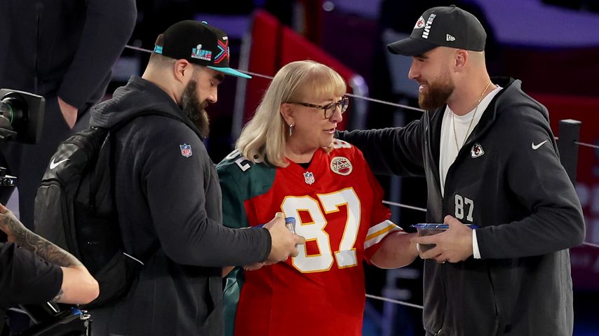 Donna Kelce mit ihren Söhnen Jason und Travis Kelce beim Super Bowl 2023