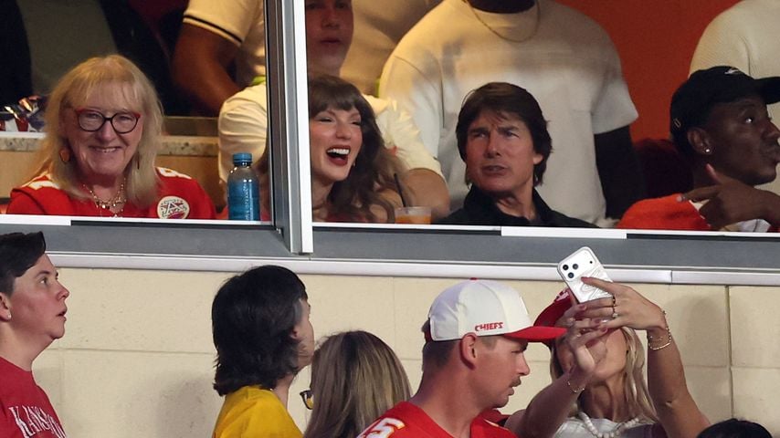 Donna Kelce, Taylor Swift und Tom Cruise beim Spiel der Kansas City Chiefs gegen die Denver Broncos im Arrowhead Stadium