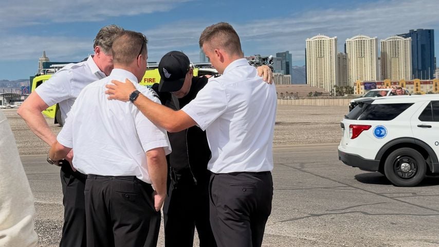 Donnie Wahlberg mit den Piloten nach dem Crash, Oktober 2026
