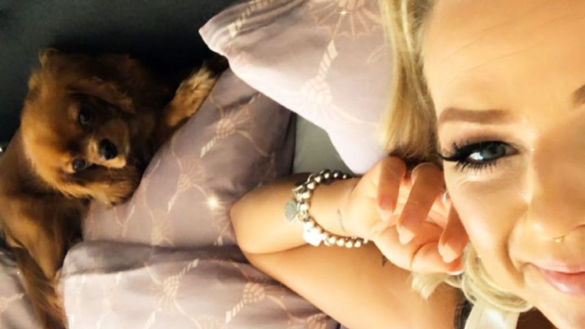 Sängerin Reen mit ihrem Hund