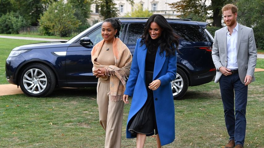 Während Prinz Harry weg ist: Mutter Doria unterstützt Meghan