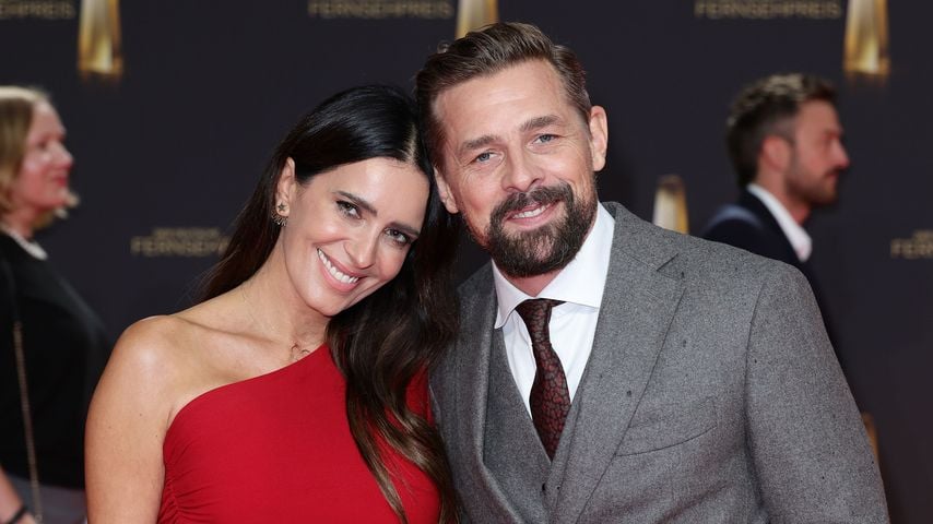 Klaas Heufer-Umlauf kuschelt mit seiner Doris auf Red Carpet