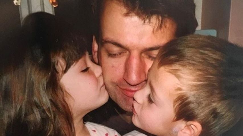 Douglas Booth als Kind mit seinem Vater und seiner Schwester