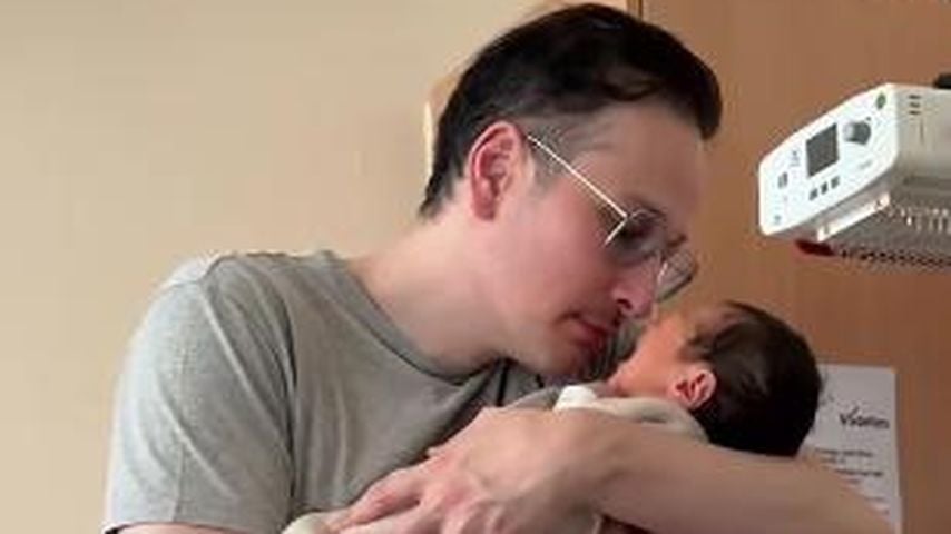 Dr. Emi Arpas Ehemann mit dem Baby, Juli 2025