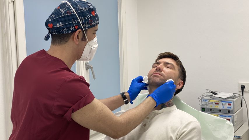 Beim Beauty-Doc: Michael Overdick lässt Jawline aufspritzen