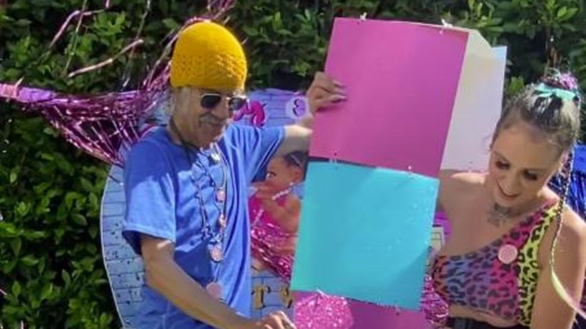 Jhené Aikos Vater Dr. Karamo Chilombo und seine Partnerin auf ihrer Gender-Reveal-Party