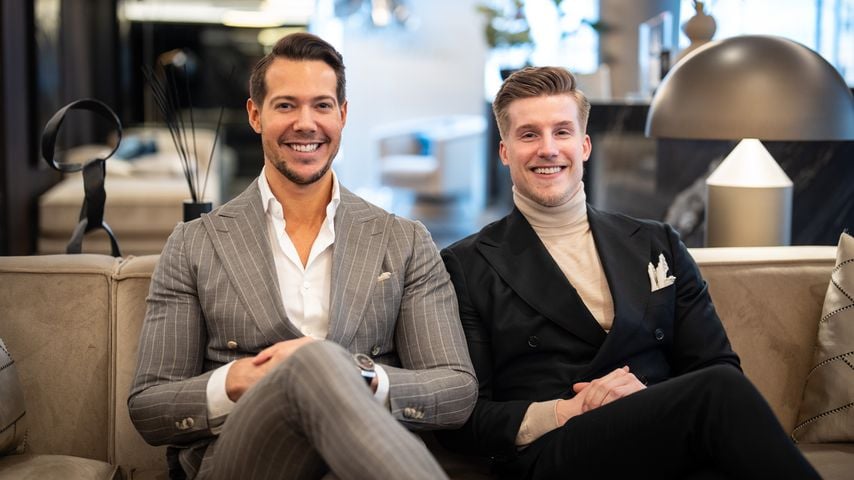 Dr. Rick (Henrik Heuveldop) und Dr. Nick (Dominik Bettray) in ihrer Praxis Aesthetify in Düsseldorf