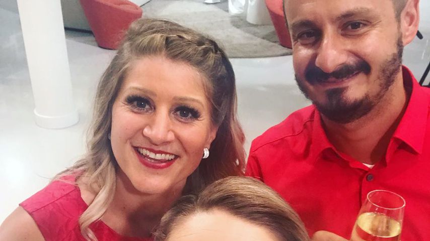 Dr. Sandra Köhldorfer mit dem "Hochzeit auf den ersten Blick"-Paar Samantha und Serkan