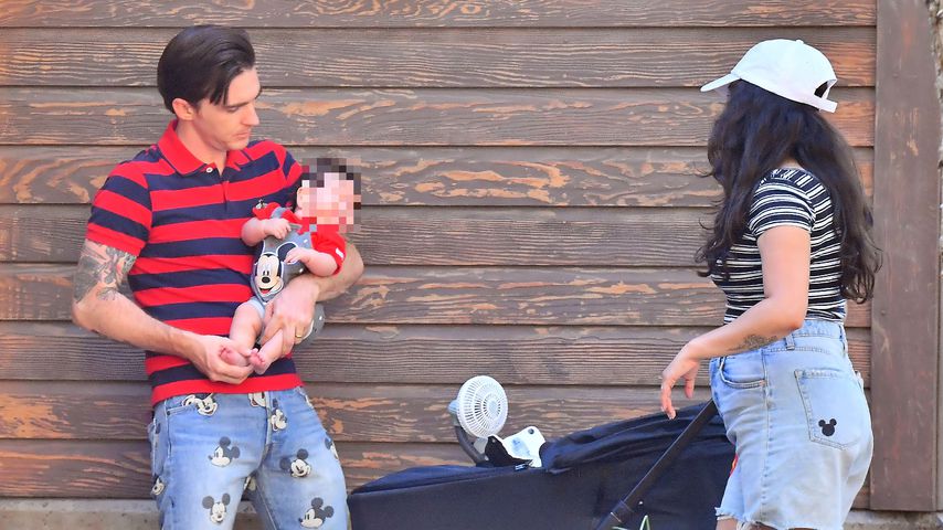 Drake Bell mit einer Unbekannten und einem Baby im Disneyland, 2021