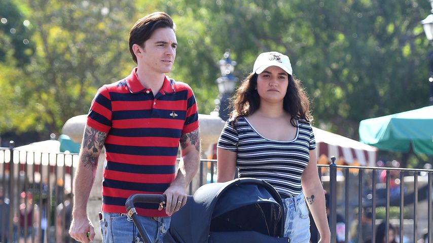 Drake Bell mit seiner Frau und seinem Sohn im Disneyland im Juni 2021