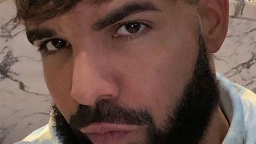 Drake mit einrasiertem Herz im Pony