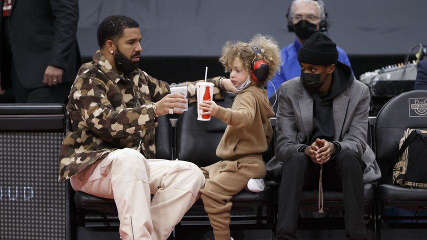 Drake mit seinem Sohn Adonis im Februar 2022