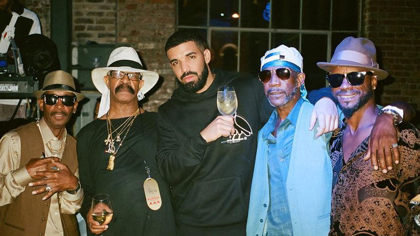 Drake mit seinem Vater und weiteren Freunden