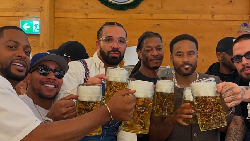 Drake stößt mit Freunden auf dem Oktoberfest 2025 an