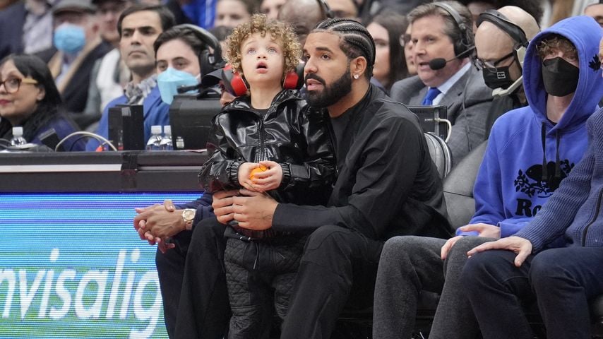 Drake und sein Sohn bei einem NBA-Spiel im April 2022 in Toronto