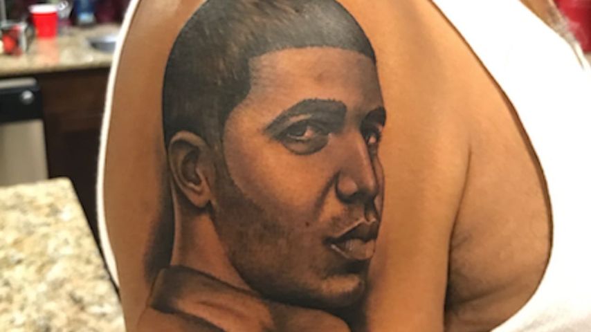 Drakes Vater mit seinem Drake-Tattoo