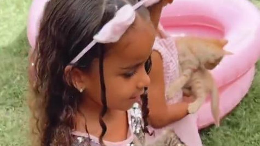 Dream Kardashian mit einer Katze