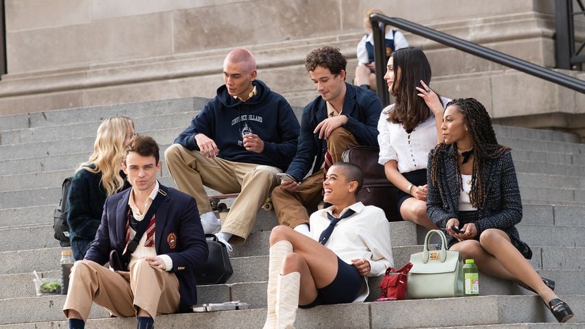 Dreharbeiten zum "Gossip Girl"-Reboot mit Evan Mock, Eli Brown, Emily Alyn Lind und Co.