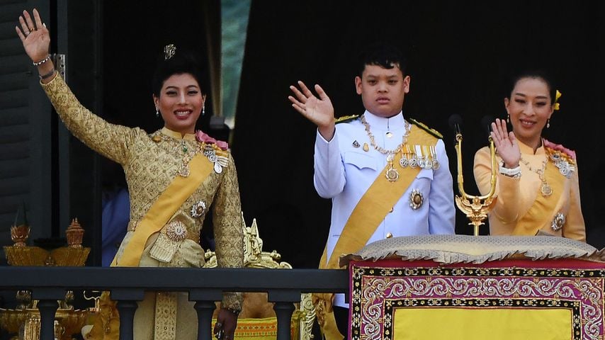 Prinzessin Sirivannavari, Prinz Dipangkorn Rasmijoti und Prinzessin Bajrakitiyabha beim öffentlichen Auftritt zur Krönung in Bangkok, 6. Mai 2019