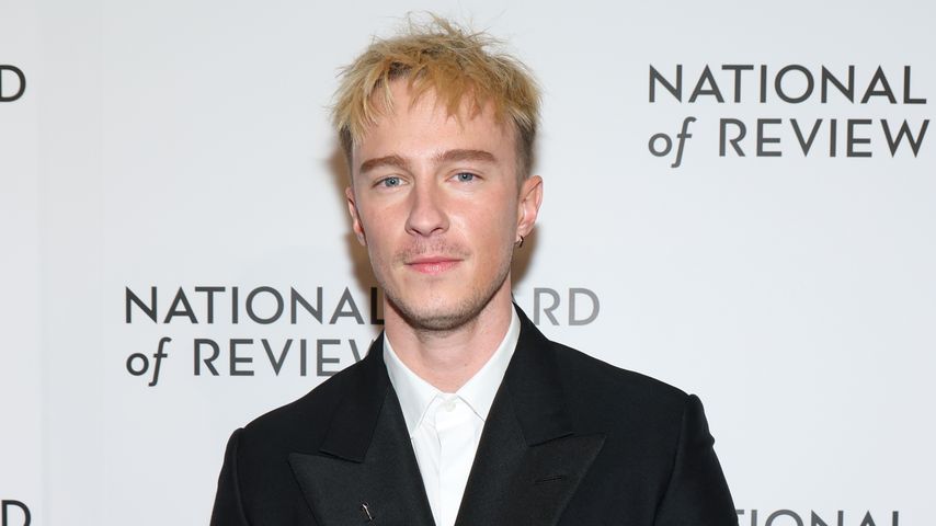 Platinblonde Haare: Drew Starkey überrascht mit neuem Look