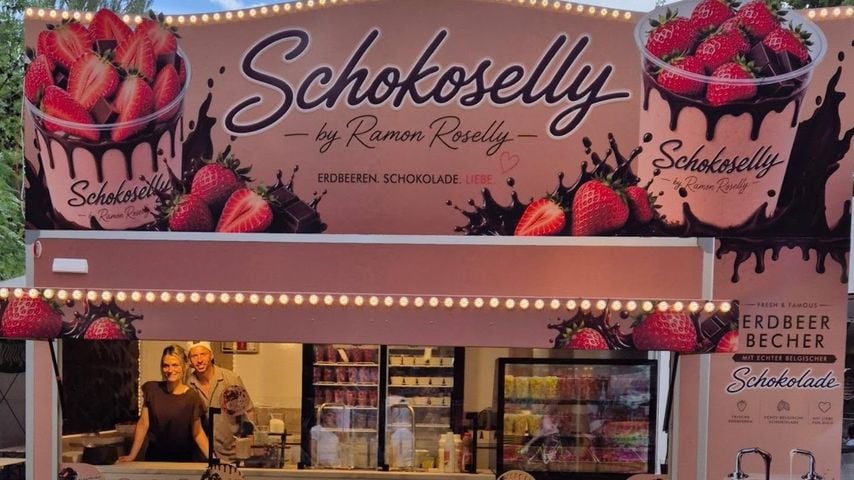 DSDS-Gewinner Ramon Roselly mit Partnerin Lorena Hein verkaufen Schokoerdbeeren aus ihrem pinken Foodtruck.