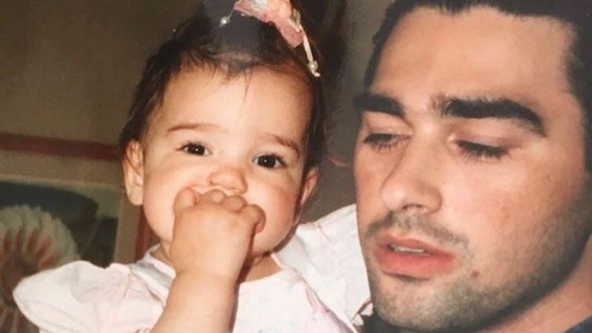 Dua Lipa als Kind auf dem Arm ihres Vaters