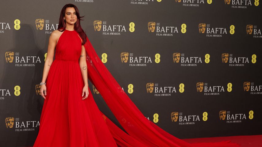 Fans enttäuscht? Dua Lipa strahlt ohne Callum bei den BAFTAs