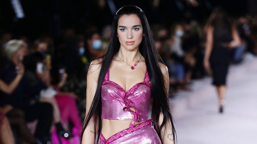 Dua Lipa bei der Versace Fashionshow, 2021
