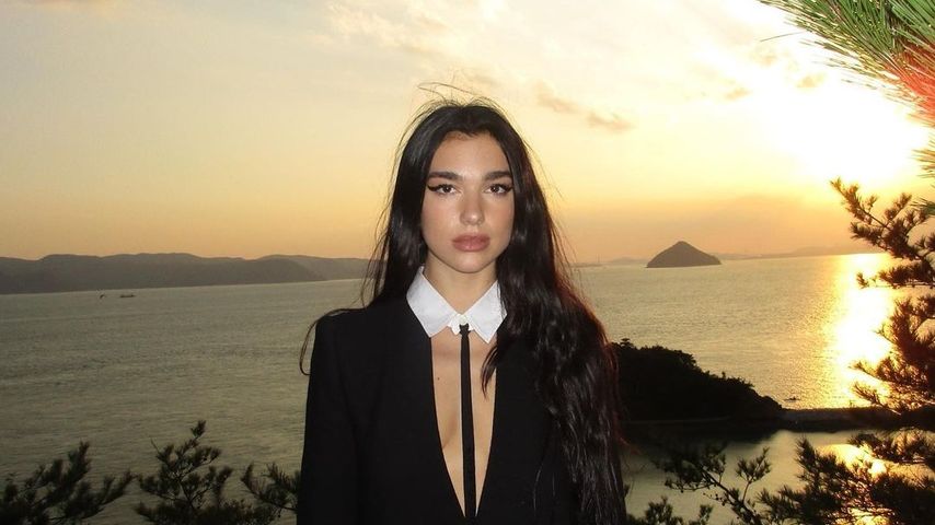 Im heißen Gothic-Look: Dua Lipa lässt hier ganz tief blicken