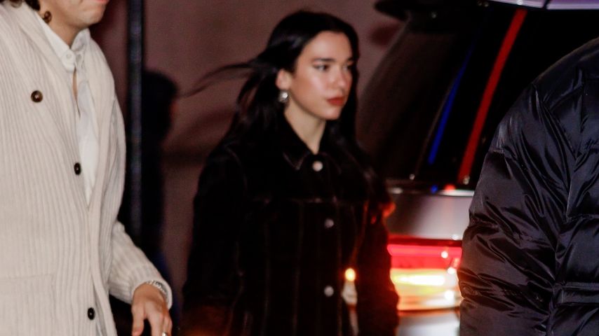 Im schwarzen Minirock: Dua Lipa flasht bei Basketballspiel