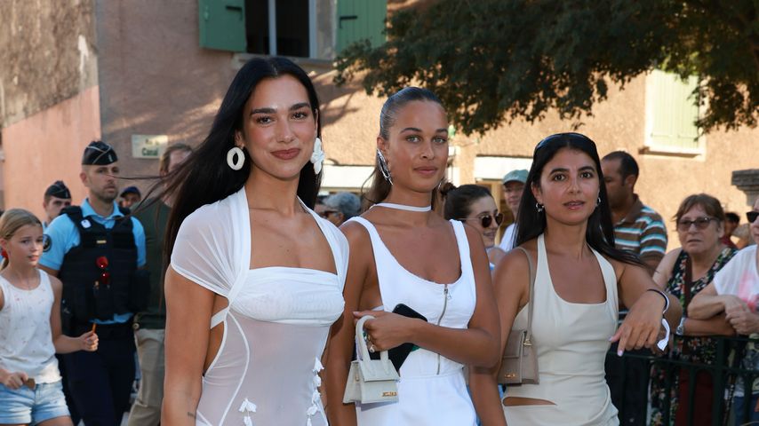 Dua Lipa (l.), Sängerin