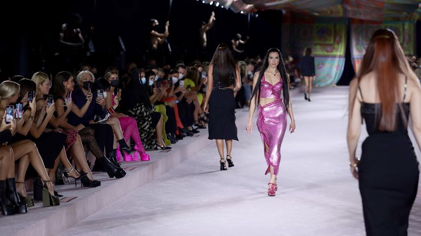 Dua Lipa für Versace auf der Fashion Week in Mailand, September 2021