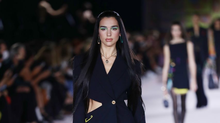 Dua Lipa für Versace auf der Fashion Week in Mailand, September 2021