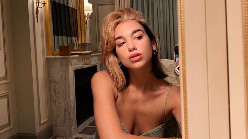 Dua Lipa mit roseblonden Haaren