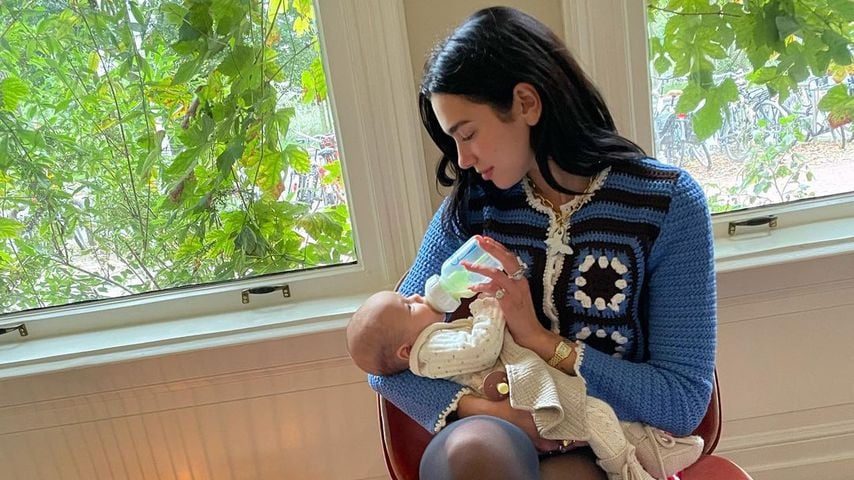 "Coole Tante": Dua Lipa schmust mit Tochter ihrer Cousine