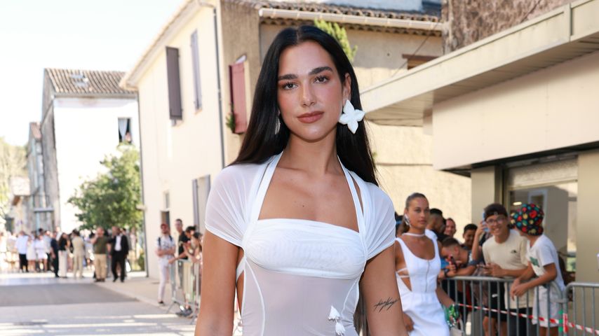 Heißer Hochzeitsgast: Dua Lipa setzt auf transparenten Look!