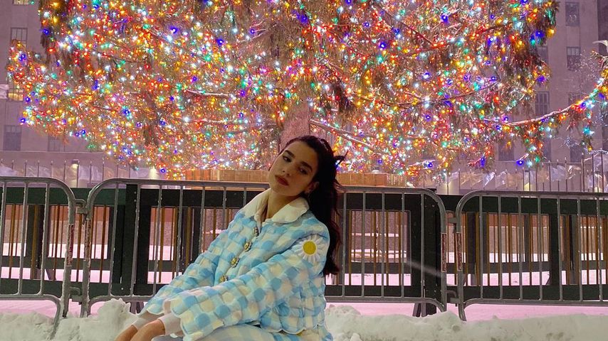 Zu kitschig? Sängerin Dua Lipa posiert in verspieltem Outfit