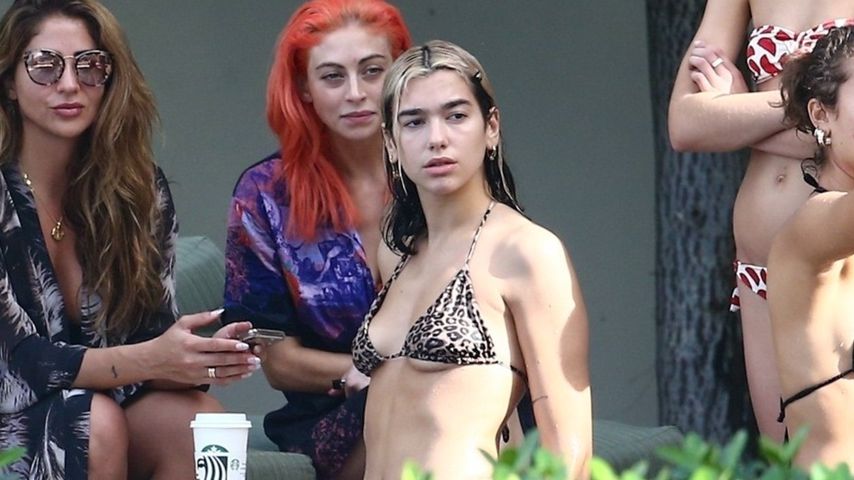 Dua Lipa in einem knappen Leo-Bikini an Silvester 2019